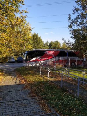 autobus Mobilnego Punktu Poboru Krwi stojący na parkingu brzeskiej jednostki