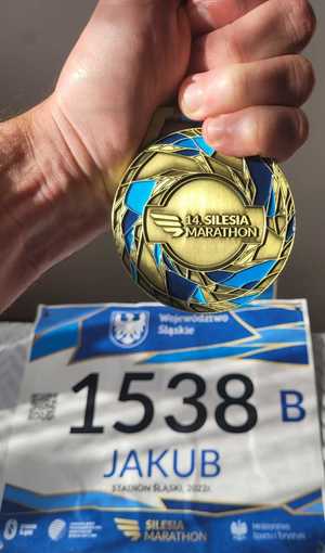 dzielnicowy Jakub Ciągło medal za udział w maratonie Silesia 2022
