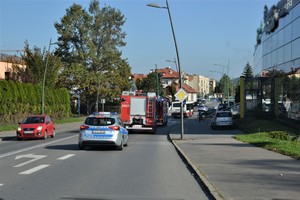 przejazd autobusu z pacjentami, za nim pojazdy policji i straży pożarnej
