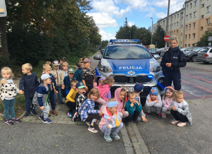 dzieci z radiowozem i policjantką