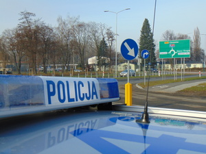 fragment radiowozu w tle rondo