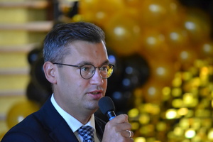 Burmistrz Miechowa Dariusz Marczewski przemawiający przez mikrofon