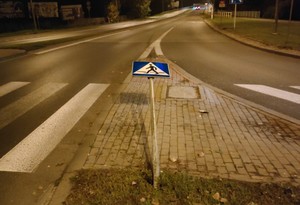 rondo uszkodzony znak leży przy ulicy