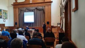 Policjantka Beata Wcisło przy mikrofonie