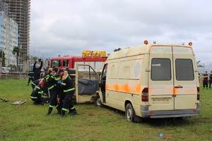 Gruzińscy strażacy ćwiczą wyprowadzenie poszkodowanego z miejsca wypadku