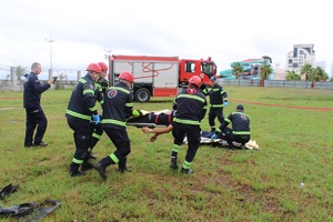 Gruzińscy strażacy niosą na noszach poszkodowanego w wypadku na panelu szkoleniowym