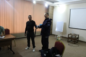 Instruktor poakazuje na ochotniku przykładowe urazy