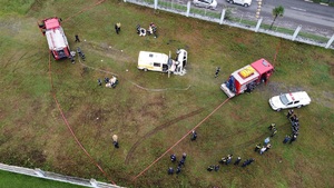 Miejsce ćwiczeń z lotu drona. Widać cztery pojazdu