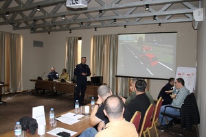 Policjant ruchu drogowego prowadzi wykład