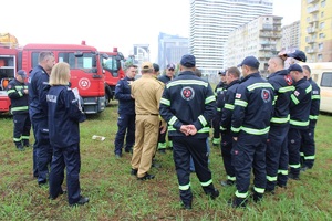 Strażacy zgromadzeni na zewnątrz w trakcie szkolenia