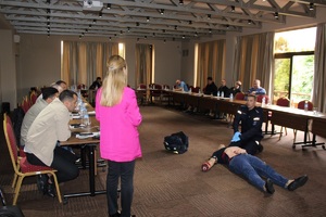 Szkolenie z pierwszej pomocy na sali plenarnej hotelu