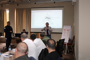 Tłumacz językowy przemawia do zgromadzonych kursantów