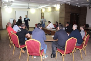 Uczestnicy wykładów siedzący na krzesłach