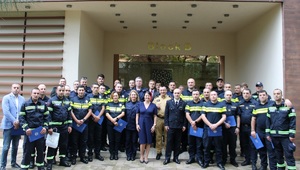 Wspólne zdjęcie uczestników szkolenia pod hotelem z wykładowcami z polski