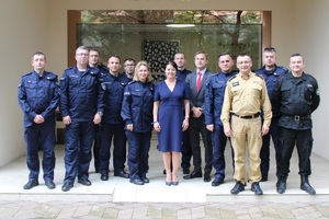 Wspólne zdjęcie polskich wykładowców pod hotelem