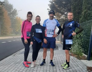 Bieg charytatywny WSPol Szczytno 2022 biegacze na wspólnuym zdjęciu