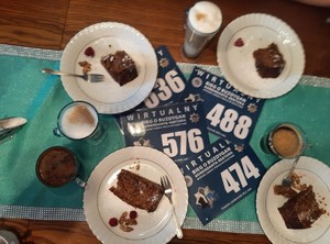 Bieg charytatywny WSPol Szczytno 2022 kawa i ciasto na stoliku