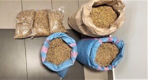 zabezpieczona krajanka tytoniu w trzech dużych workach i w trzech workach strunowych