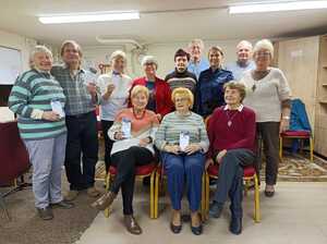Policjantka z seniorami z Centrum Aktywności Seniora RENESANS