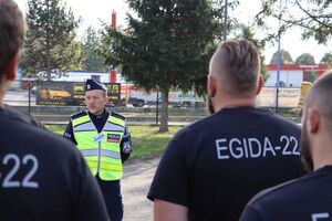 policjant przemawia do rezerwistów