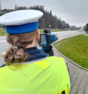 policjantka kontroluje prędkość na drodze krajowej
