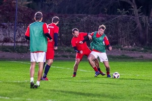 Fragment piłkarskich rozgrywek podczas turnieju, widać walkę o piłkę pomiędzy czterema zawodnikami