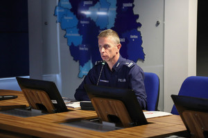 Naczelnik Wydziału Ruchu Drogowegi prowadzi wykład spoglądając na ekran laptopa