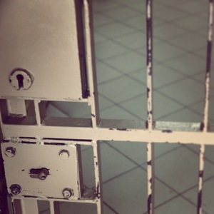 okratowane drzwi do aresztu dla osób zatrzymanych