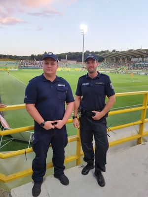 dwoje policjantów pozuje przy stadionie - Michał Kuzara