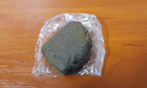 Bryła haszyszu leżąca na stoliku