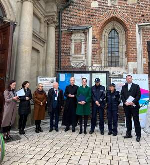 Przedstawiciele Wydziału Prewencji Komendy Wojewódzkiej Policji w Krakowie wraz Urzędu Marszałkowskiego Województwa Małopolskiego oraz Kurii Metropolitalnej – Archidiecezji Krakowskiej, Pedagogicznej Biblioteki Wojewódzkiej im. Hugona Kołłątaja w Krakowie oraz Przewodniczący Rady Krakowskich Seniorów.