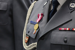 medal na piersi policjanta