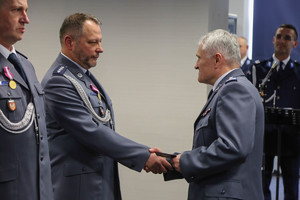 zastępca komendanta wojewódzkiego gratuluje policjantowi