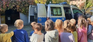 dzieci oglądają policyjny radiowóz