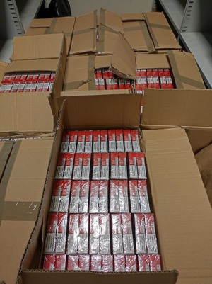 kartonowe opakowania z papierosami