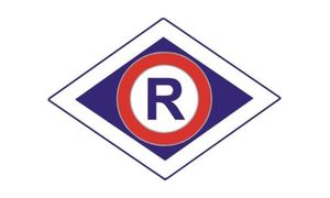 logo ruchu drogowego z granatowym tłem w białej ramce w kształcie rombu w środku  z niebieską literą R na białym tle w czerwonym kole