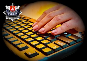 dłoń kobiety na klawiaturze komputera