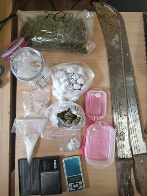 zabezpieczone karczowniki oraz narkotyki w foliowych zawiniątkach, woreczkach, plastikowych pudełkach i słoiku