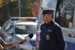 Policjant ruchu drogowego udziala wywiadu reporterce ze stacji Polsat news