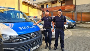 tatrzańscy policjanci stoją przy radiowozie