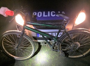 rowerzysta kontrola drogowa rower stoi przed radiowozem