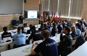 policjanci z różnych krajów podczas wykładu