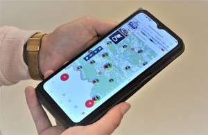 na wyświetlaczu smartfona zdjecie Krajowej Mapy Zagrożeń Bezpieczeństwa