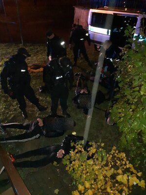 Skuci mężczyźni leżą na trawie