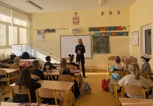 policjantka w sali lekcyjnej prowadzi zajęcia dla uczniów jednej z klas