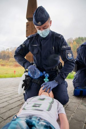 policjant udzielający pomocy poszkodowanemu (fantom)