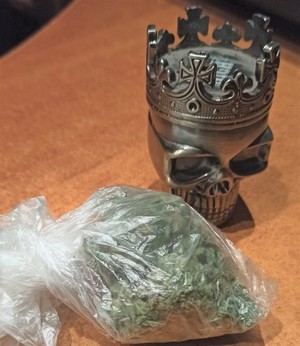 woreczek z marihuaną i kruszarka czaszka
