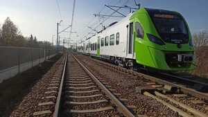 pociąg stojący na torach