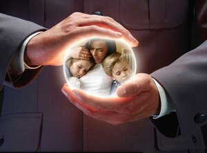 Plakat związany z przeciwdziałaniem przemocy ręce otaczają kulę w której znajduje się wizerunek rodziny