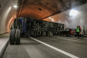Przewrócony wrak autobusu w tunelu